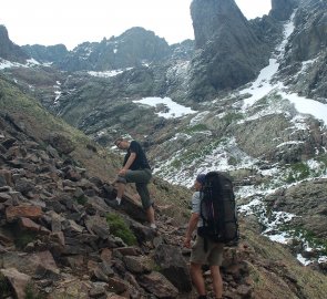 Spodní část výstupu na Monte Cinto 2 706 m. n. m. byla jen po kamení bez sněhu