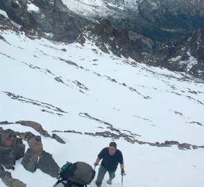Poměrně náročné stoupání na hřeben Monte Cinta, prudký svah s čerstvým sněhem