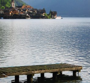 Krásné městečko Hallstatt na břehu jezera Hallstätter See