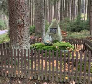 Pomník lesníkům po cestě zpět na Mílovy