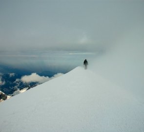 Cestou z vrcholu Mont Blanc - úzký hřebínek cca 20 metrů dlouhý