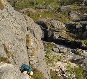 Krátký lezecký úsek, lehká obtížnost (odhad 3)