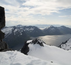 Výhled z vrcholu Store Hollendaren 1 017 m n. m. směrem na Norské moře.