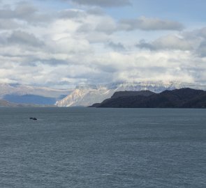 Loď vracející se z přístavište na Lago O'Higgins.