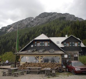 Horská chata Edelweis Hütte - pohled od letní zahrádky