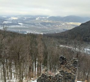 Pohled od hradu na krajinu pod Krušnými horami