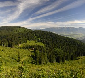 Pohled z hřebene hory Slemä na horu Smrekovica, v pozadí Západní Tatry