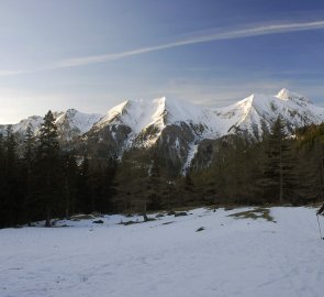Cesta od parkoviště v horském údolí Handl Gr., v pozadí hřeben Eisenerzských Alp