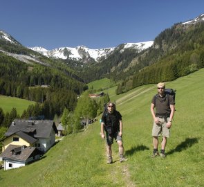 Výstup horským údolím u hostince Jansenberger