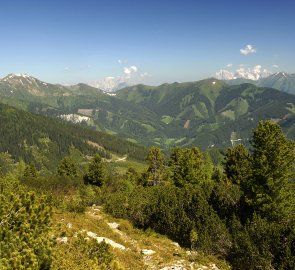 Pohled na Ennstálské Alpy a Národní park Gesäuse během výstupu
