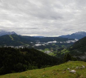 Pohled z pastvin na vesnici Russbach am Pass Gschütt