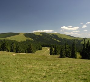 Výstup z horského sedla Rotunda v rumunských Karpatech