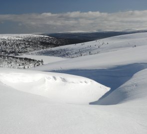 Pohled do údolí,v pozadí nejvyšší partie Národního parku Urho Kekkonen