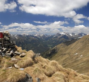 Vrchol hory Sonntags Kogel 2 229 m n. m., kupodivu bez kříže
