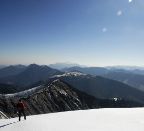 Pohled na Mürzstegerské Alpy, v pozadí hora Schneeberg