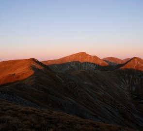 První paprsky slunce na hoře Seckauer Zinken