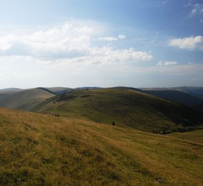 Hlavní hřeben pohoří Sureanu v Jižních Karpatech