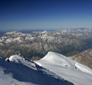 Pohled z vrcholu Elbrusu na Kavkaz