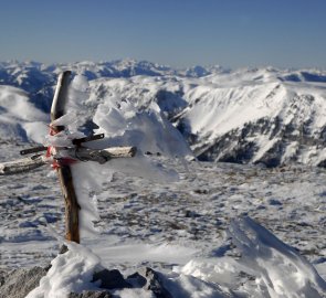 Na Rakousko velmi skromný vrcholový křížek hory Dreimarkstein