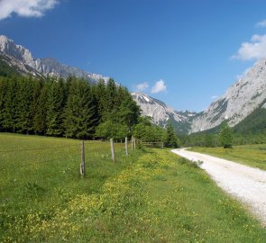 Cesta v údolí Seetal z hor do vesnice Seewiesen