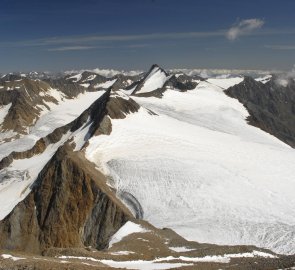 Pohled z vrcholu na horu Hintere Schwarze a mohutně zaledněné Ötztálské Alpy