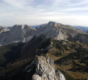 Pohled z vrcholu hory Brandstein 2 003 m n. m. na Ebenstein a pohoří Hochschwab