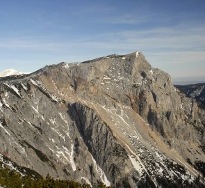 Hora Preinerwand - v pravé části vede klettersteig Hans von Heid steig, v pozadí vykukuje Schneeberg