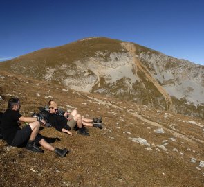 Odpočinek během sestupu, v pozadí vrchol hory Gösseck