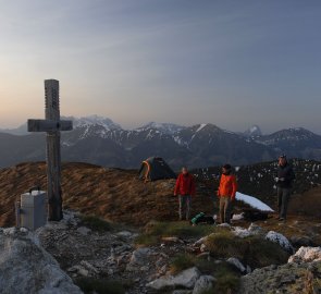 Bivak u vrcholového kříže hory Leistenhorn 1 924 m n. m. při západu slunce