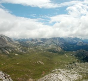 Pohled zpět z hřebene hory Monte Sella de Sennes