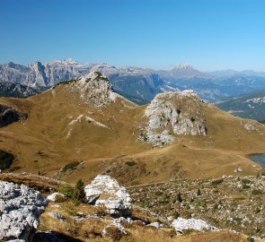 Krásná krajina Dolomit během sestupu z hory