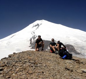 Na vrcholu bezejmenného brdku ve výšce 3 738 m n. m., v pozadí Elbrus