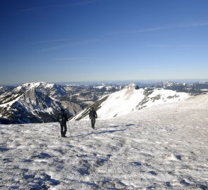Sestup z vrcholu Windberg, v pozadí hora Göller
