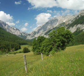 Krásné údolí Seetal od vesnice Seewiesen v pohoří Hochschwab