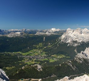 Dolomity - pohled z Monte Cristalo na Cortinu d ´Ampezzo