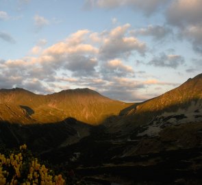 Pohled na Gams Kogel a Amasch Kogel při východu slunce z hory Krugspitze