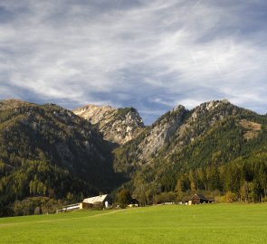 Pohled z údolí na masiv hory Gösseck