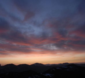 Alpy před východem slunce, vlevo vykukuje hora Lugauer