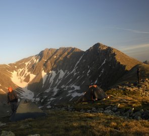 Bivak na horském hřebeni, v pozadí hora Geierhaupt v ranním světle