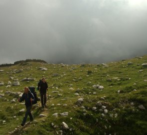 Planiny v Durmitoru, mlha nám v kosodřevině dost zkomplikovala cestu, několikrát jsme bloudili