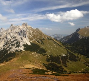 Masiv hory TAC Spitze, na jejíž vrchol vede jištěná cesta, vpravo hora Hochturm