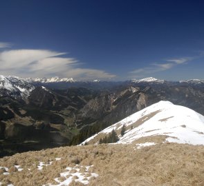 Pohled z vrcholu na pohoří Kalkalpen, Totes Gebirge a Ennstálské Alpy