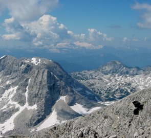Pohled z vrcholu hory Grosser Priel 2 515 m n. m. na horu Spitzmauer