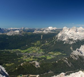 Pohled z vrcholu Cima di Mezzo na Cortinu d´ Ampezzo a okolní velikány