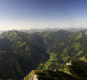 Pohled na Eisenerzské Alpy, v pozadí hřeben Seckauských Taur