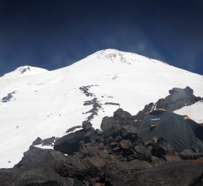 Bivak na skalách u Prijutu 11 s Elbrusem na dohled