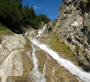 Kaskádovitý vodopád při sestupu zpět do údolí k autu