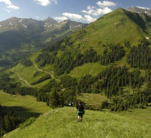 Prudký sestup do údolí po alpských loukách