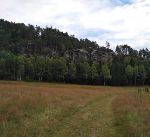Pohled na skalní útvarty během návratu do Jetřichovic