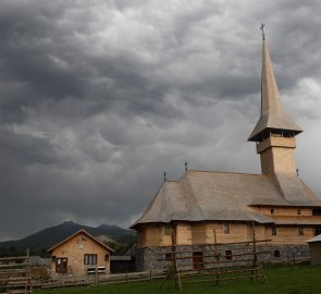 Kostelík v městě Sacel a blížící se bouře